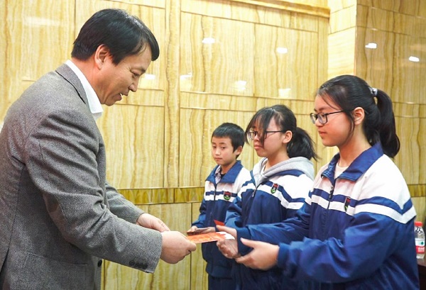 中國華融黨委副書記、監(jiān)事長胡建忠一行赴四川宣漢縣調(diào)研督導(dǎo)扶貧工作